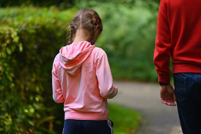 Der spielerische Unterricht des Nordic Walking für kinder fördert die Muskelentwicklung und hilft bei der Entwicklung einer stabilen Körperhaltung. Die Grundstruktur dafür ist die Wirbelsäule, die durch ihre doppelte S-Form vor Verletzungen schützen soll. Verschiedene Bewegungsabläufe, wie z.B. Nordic Walking, sind einer gesunden Entwicklung förderlich. Nordic Walking wirkt sich auch positiv auf die motorischen Fähigkeiten aus. Besonders in der Kindheit führt der "Umgang" mit Nordic Walking Stöcken zu einer gesteigerten Körperwahrnehmung und Geschicklichkeit.